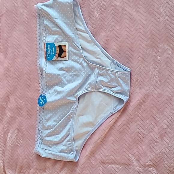 3 pairs of Panties - Picture 3 of 6